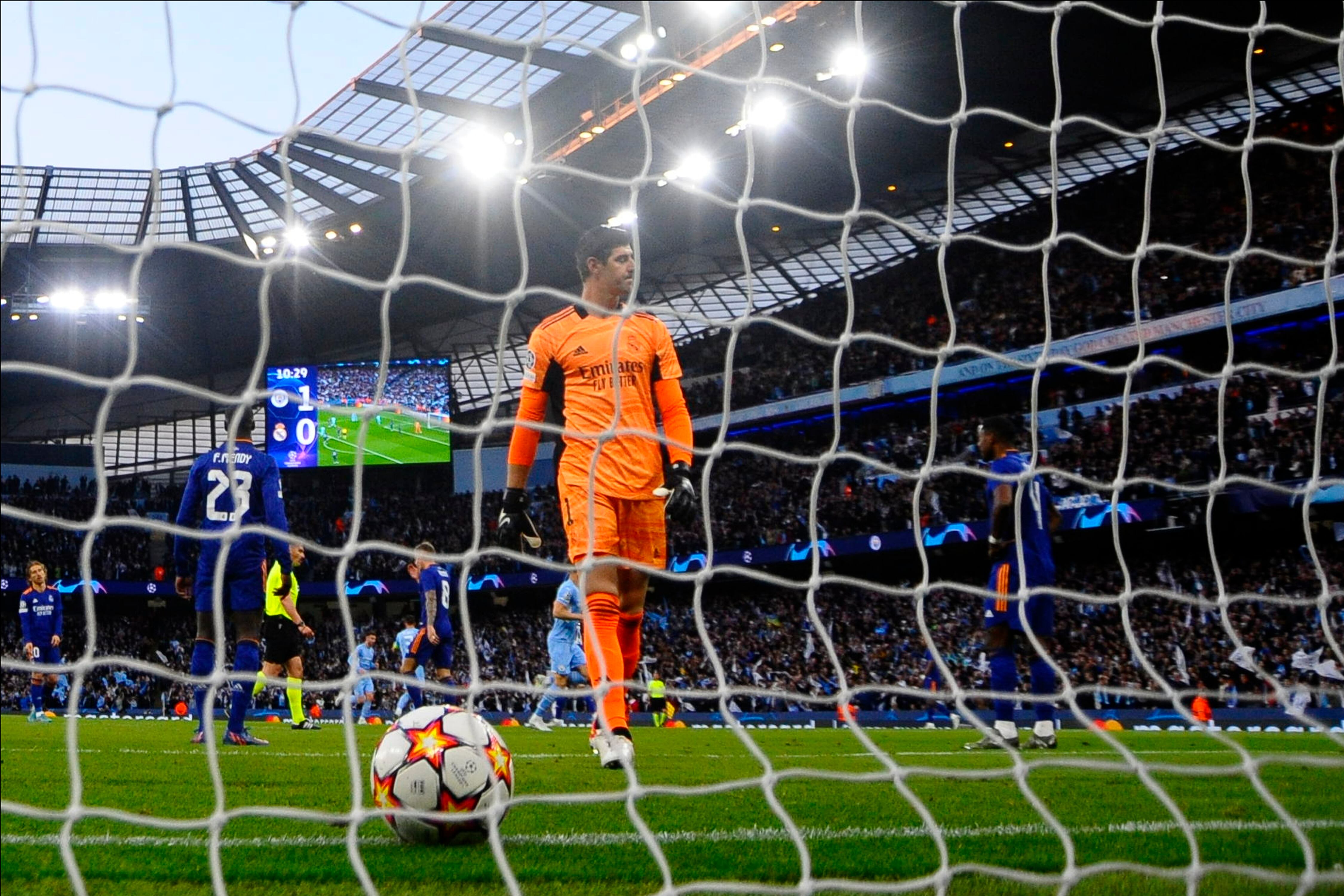 Courtois recoge el balón de la portería tras el segundo gol del City