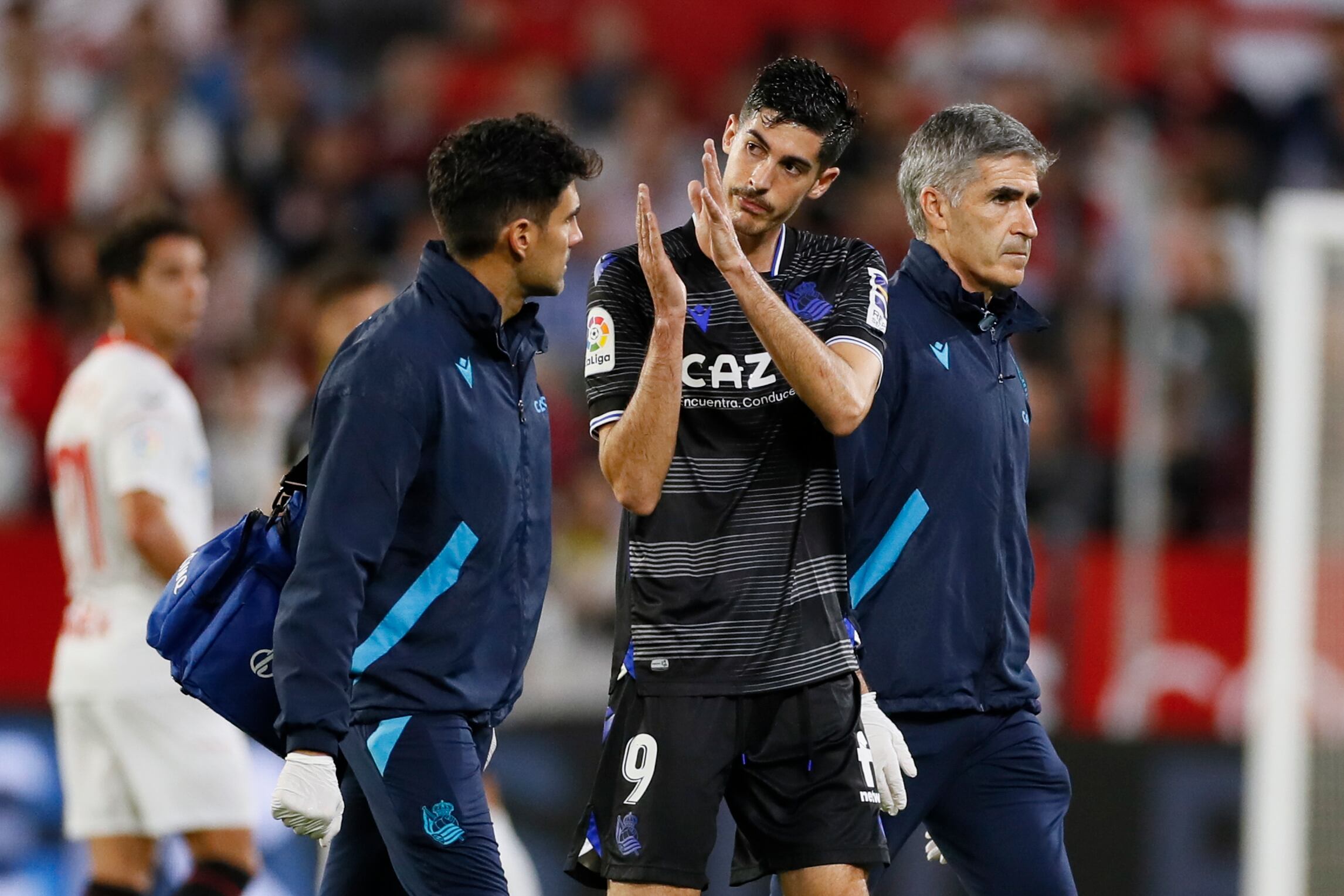 Sevilla, 25/10/2022.- El delantero de la Real Sociedad, Carlos Fernández, abandona el terreno de juego tras ser sustituido al sufrir una lesión durante el encuentro correspondiente a la jornada catorce de primera división que disputan hoy miércoles frente al Sevilla en el estadio Sánchez Pizjuán, en Sevilla. EFE/José Manuel Vidal.