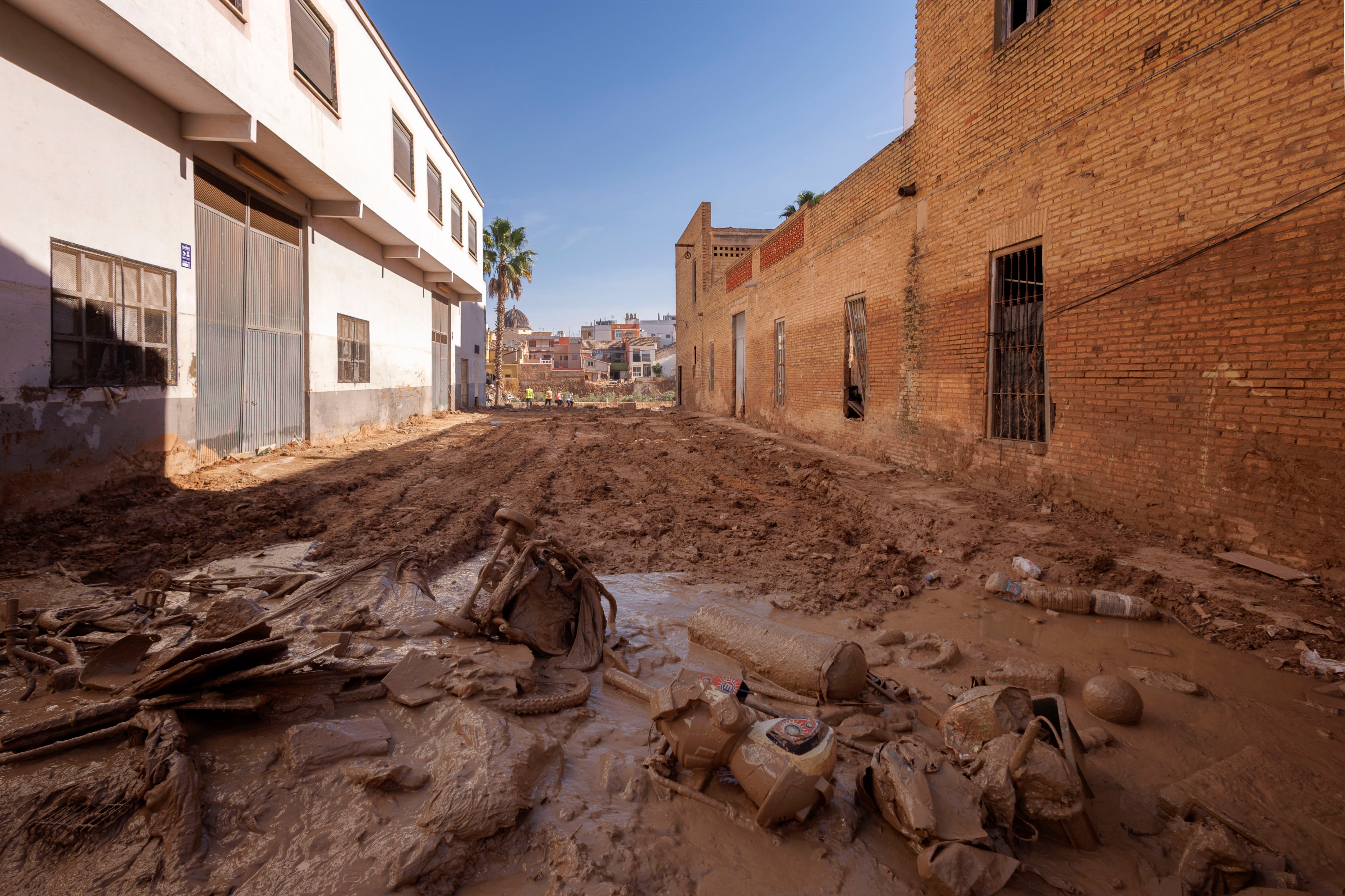 Fotografía de una calle de Paiporta (Comunidad Valenciana) que este miércoles continúa siendo, tres semanas después de la dana, un trasiego de maquinaria pesada, militares y policías y voluntarios venidos de toda España.