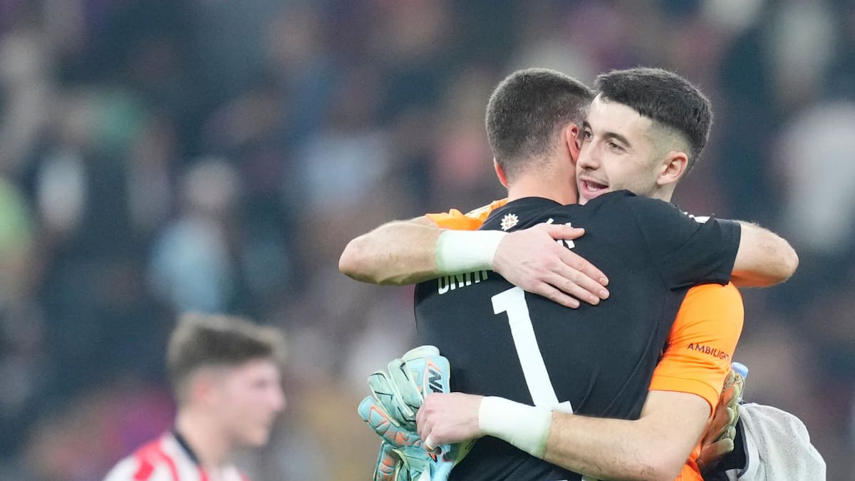 El abrazo entre Unai Simón y Joan García en mitad del debate por la portería de la Selección