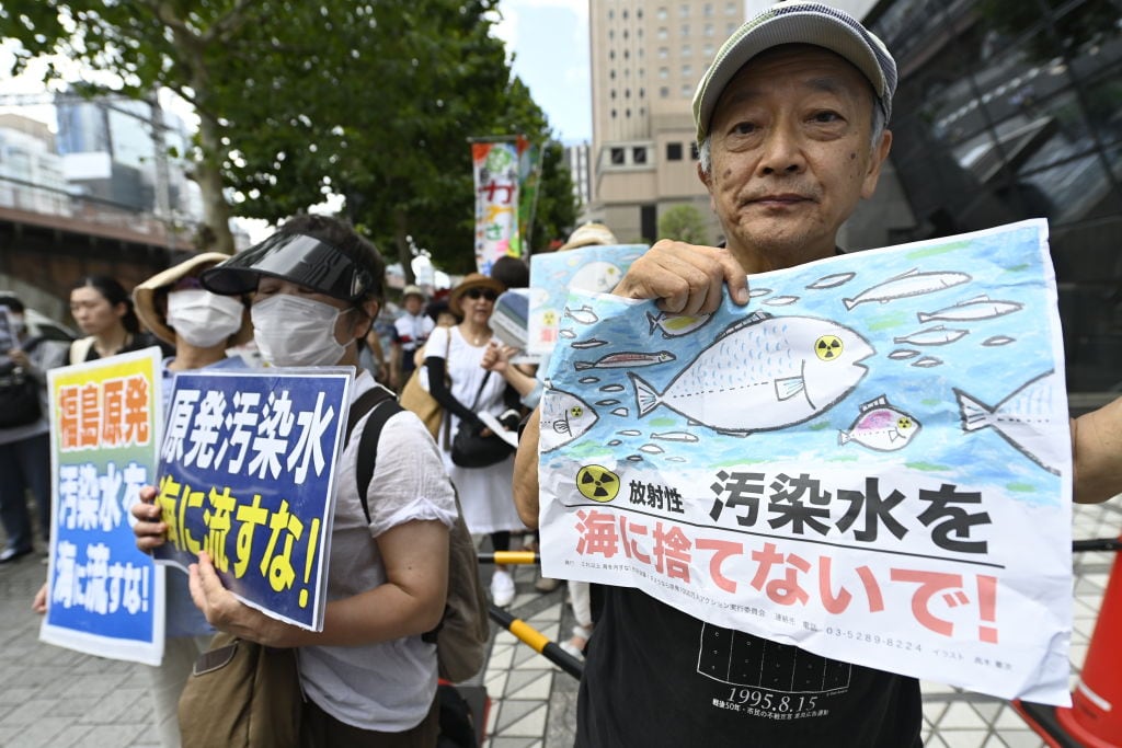 Un manifestante japonés protesta contra el vertido de aguas radioactivas.