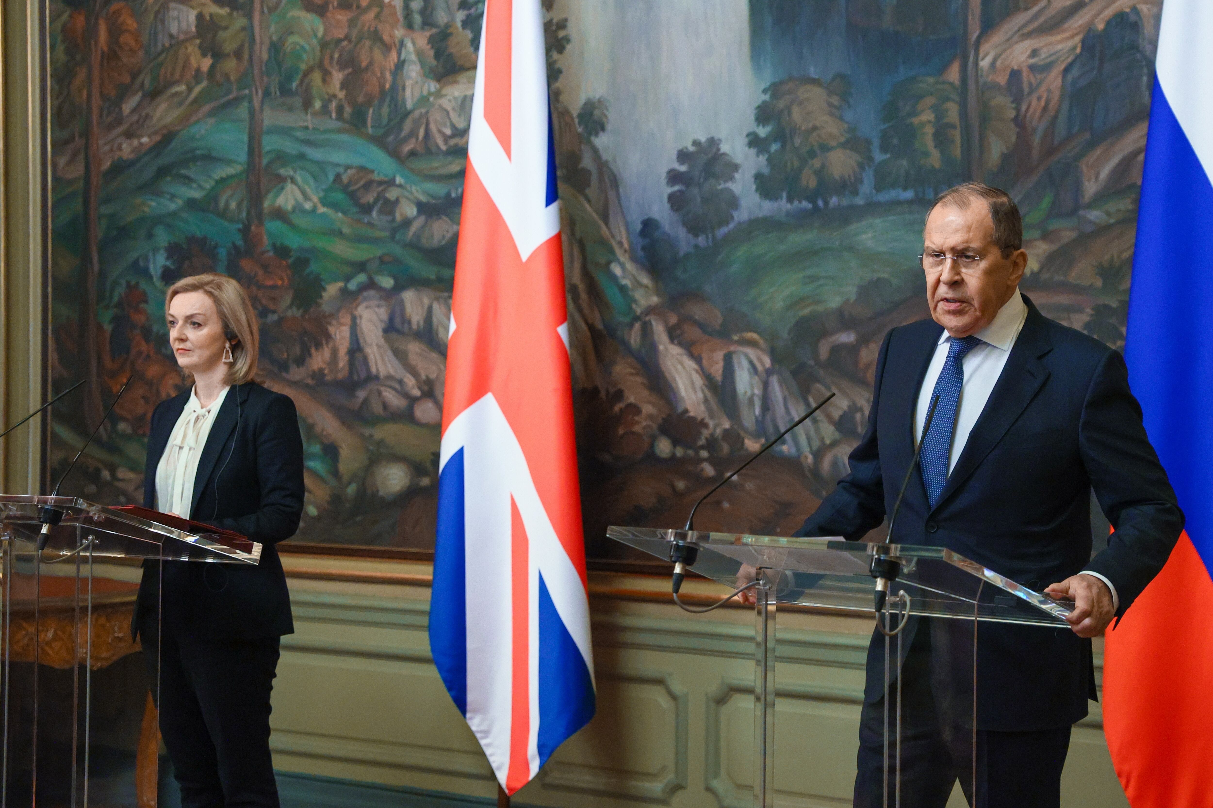 Sergei Lavrov y Elizabeth Truss en su reunión en Moscú.