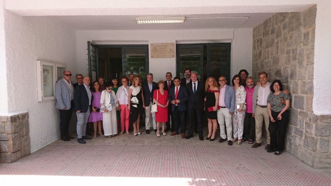 Foto de familia tras el descubrimineto de la placa conmemorativa, a la entrada del centro