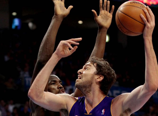 Pau Gasol tira a canasta ante la oposición de Ibaka