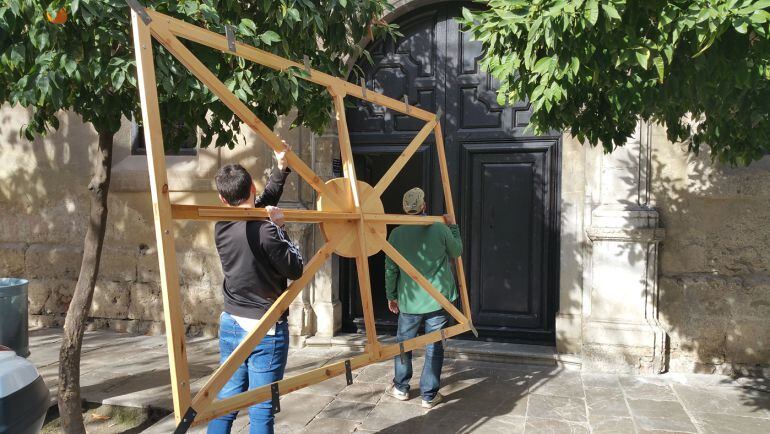 Llegada a la iglesia de los santos Justo y Pastor del palio de la Virgen de los Remedios, de la hermandad de los Estudiantes, gran estreno de la Semana Santa de Granada de 2016