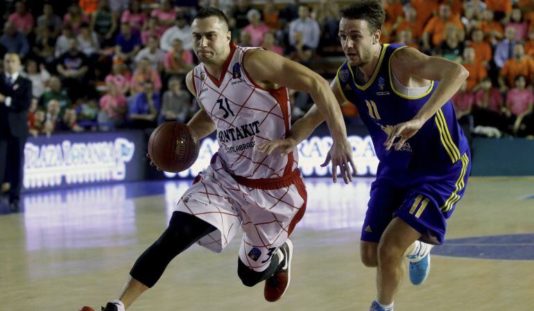 El alero serbio del Montakit Fuenlabrada Ivan Paunic (i) y el ala-pívot del Khimki Moscú Stanislav Ilnitskiy (d), durante el partido de la segunda jornada de la Eurocopa de baloncesto del pasado miércoles