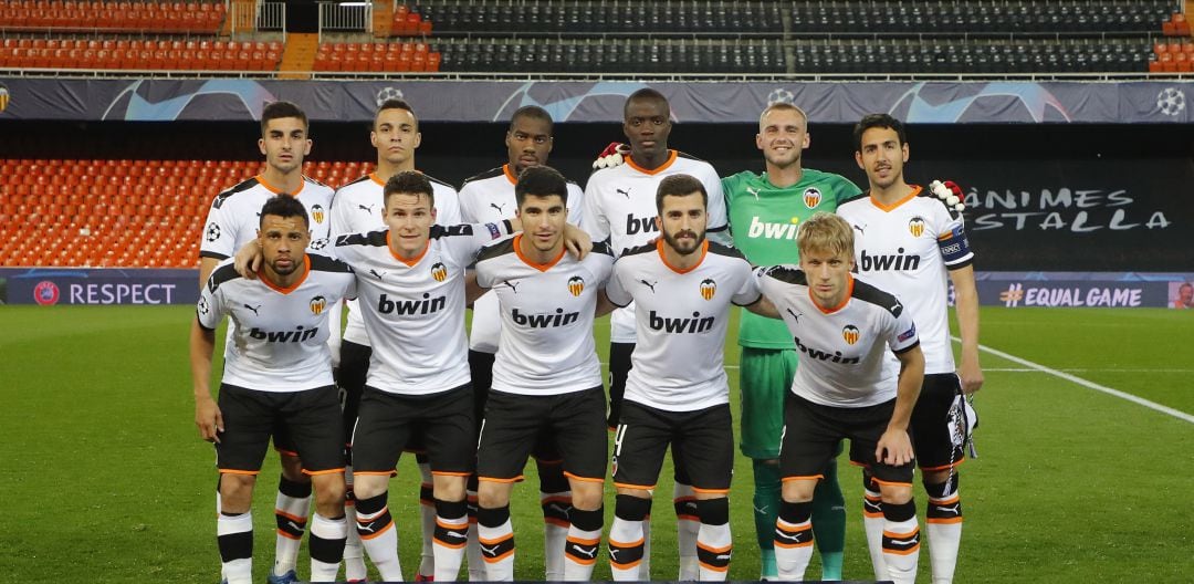 El equipo del Valencia ante el Atalanta en el encuentro de vuelta de octavos de final de la Champions