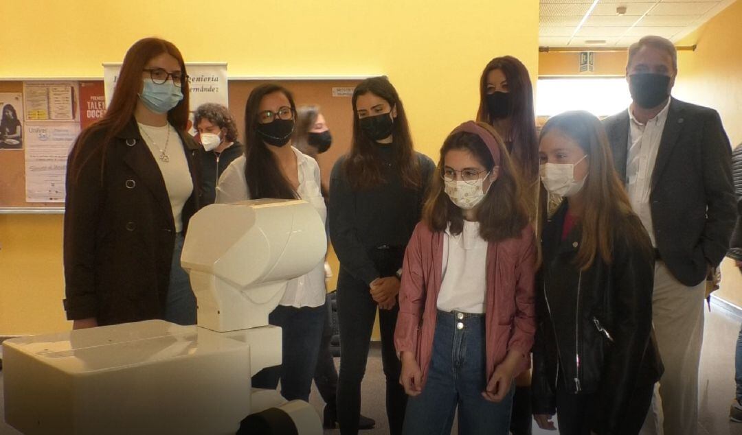 Grupo de nilas invitadas a la visita al Instituto de Bioingeniería de la UMH