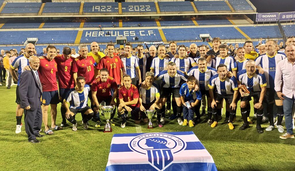 Imagen del partido entre las Leyendas del Hércules y las de la Selección Española, partido centenario