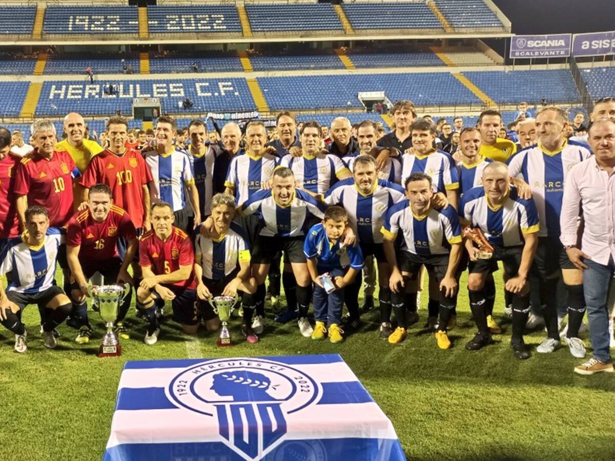 La Leyendas del Hércules empatan contra la Selección Española en el partido del centenario