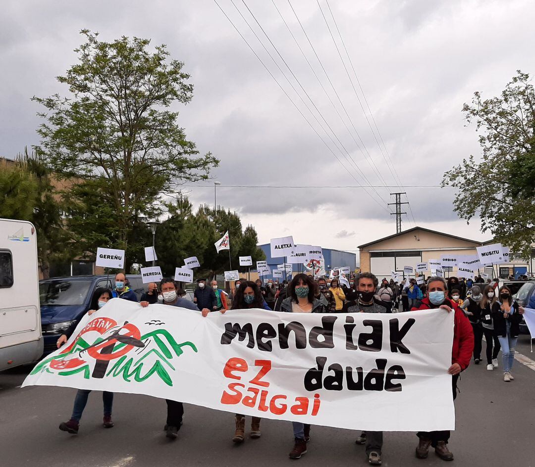 La plataforma &#039;Arabako Mendiak Aske&#039; ha recogido casi 24.000 firmas en contra de los parques eólicos propuestos para Álava