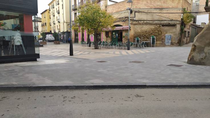 En la plaza Nuestra Señora de Salas se echan de menos rebajes para facilitar la accesibilidad