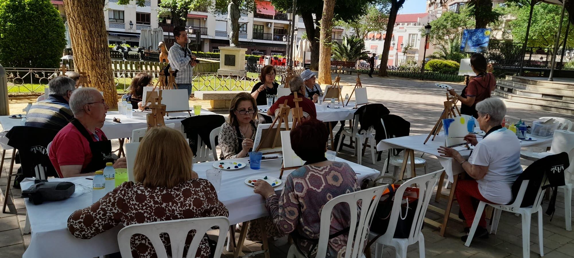 Participantes en 'La magia de pintar' en los jardines de El Prado
