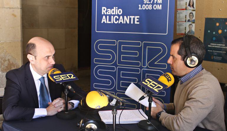 Gabriel Echávarri, alcalde de Alicante (i) y Carlos Arcaya (d)