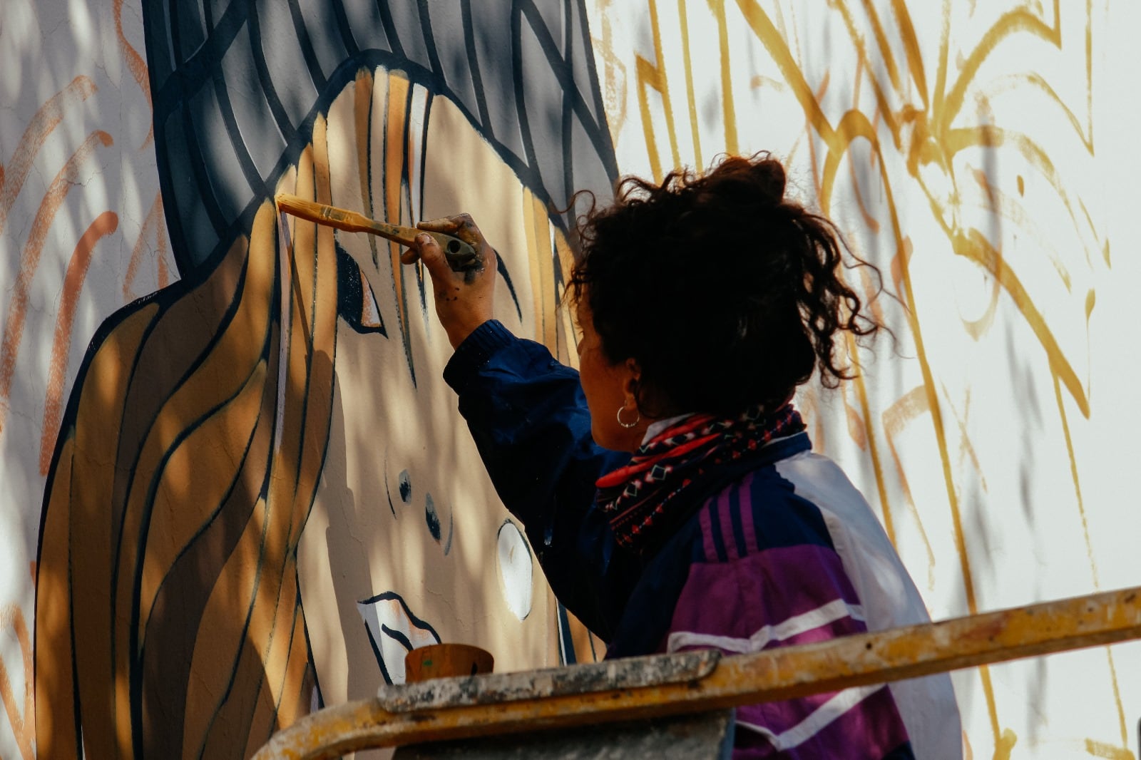 Cristina Domínguez, muralista manchega, pintando en la fachada del Instituto Fernando de Mena de Socuéllamos sus &#039;Mujeres Murales&#039;