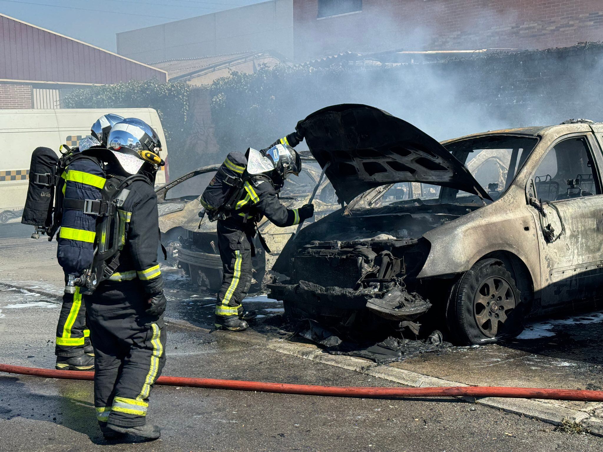 Las llamas afectaban a nueve vehículos estacionados (seis de ellos han quedado totalmente calcinados) y por humo ha afectado a dos naves colindantes.