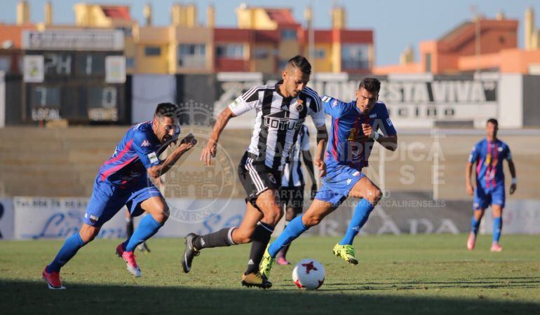 Stoichkov es perseguido por dos contrarios.