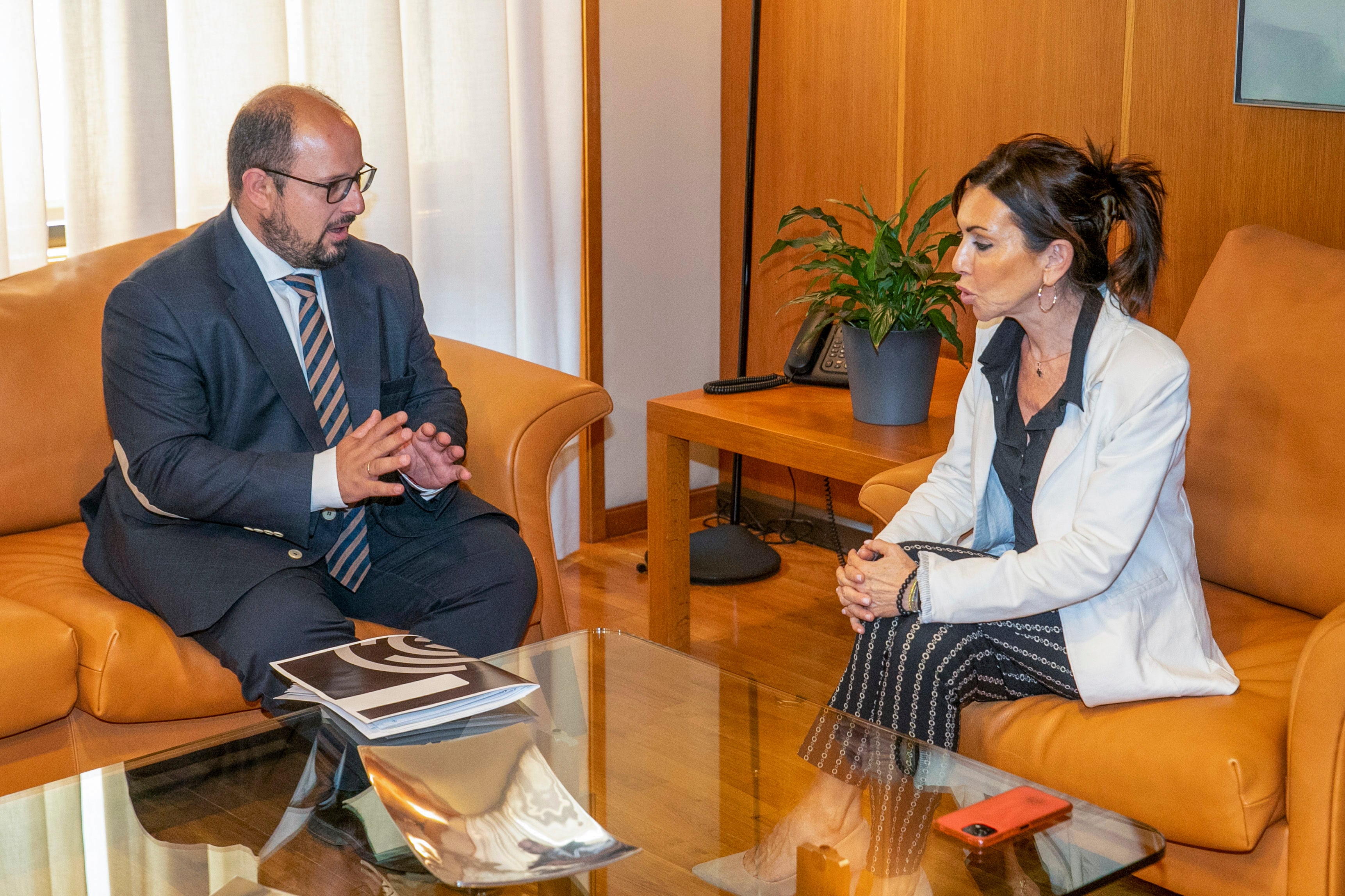 El diputado de PAR en las Cortes de Aragón, Alberto Izquierdo, durante la reunión con la que la presidenta de las Cortes, Marta Fernández, ha abierto la ronda de contactos con los grupos parlamentarios para proponer un candidato a la investidura como presidente del Gobierno. El PAR quiere alcanzar un acuerdo programático de legislatura con el PP para apoyar la investidura como presidente de Jorge Azcón, que incluirá el no al trasvase del Ebro y que deberán asumir los partidos que también voten sí al candidato