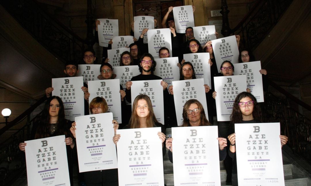 Alumnos de diseño del Instituto Usandizaga junto a la concejal de Igualdad, Duñike Agirrezabalaga. 