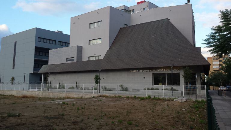 La parcela de Capitán Ontañón delante de los edificios del Campus y Centro Documental.