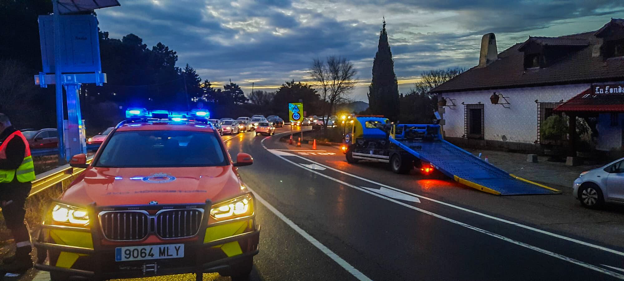 Aparcamientos completos, un infarto y un tobillo roto en un fin de semana multitudinario en la sierra madrileña