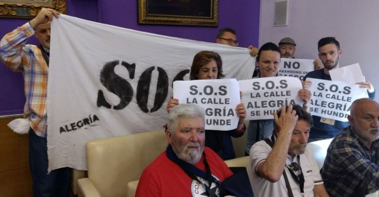 Vecinos de la calle Alegría durante el Pleno del Ayuntamiento de Jaén.