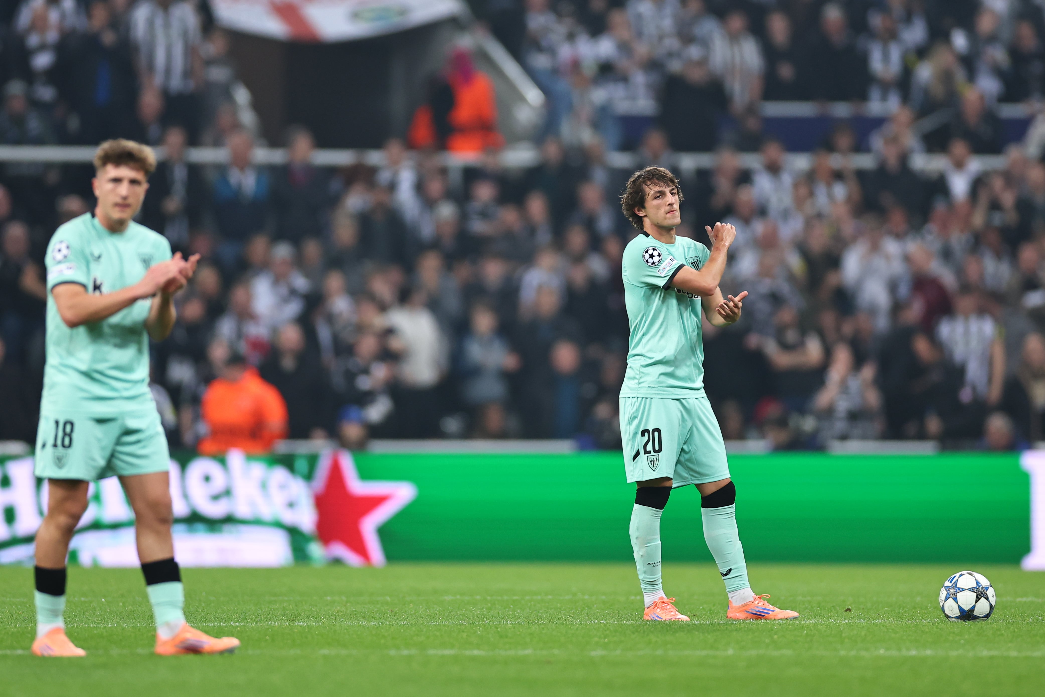 Unai Gómez arrancó de delantero centro titular en el duelo ante el Newcastle