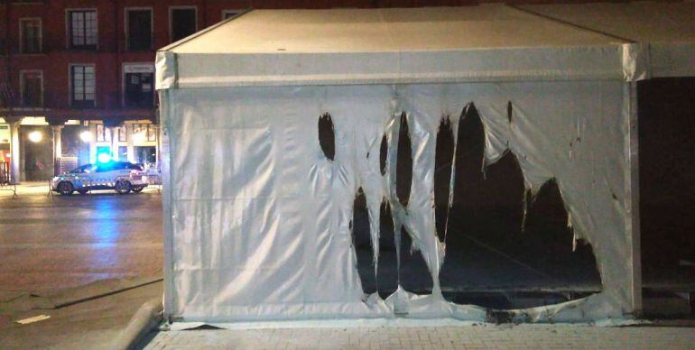 Imagen de la carpa quemada