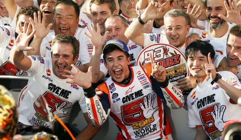 Marc Márquez celebra con su equipo el campeonato 