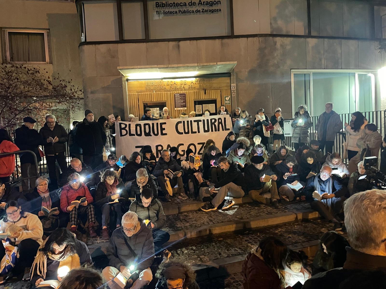 La concentración ha tenido lugar a las puertas de la Biblioteca de Aragón