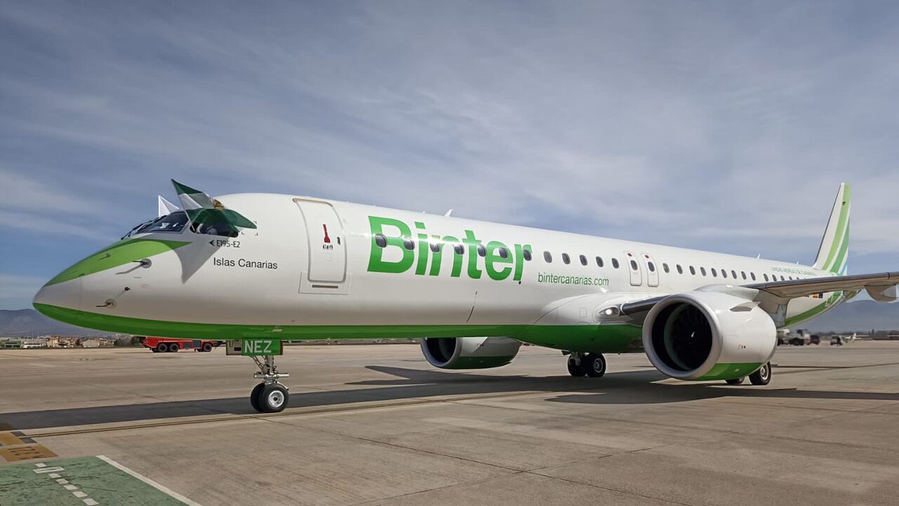 El avión de Binter que enlaza con Canarias en el Aeropuerto Granada-Jaén