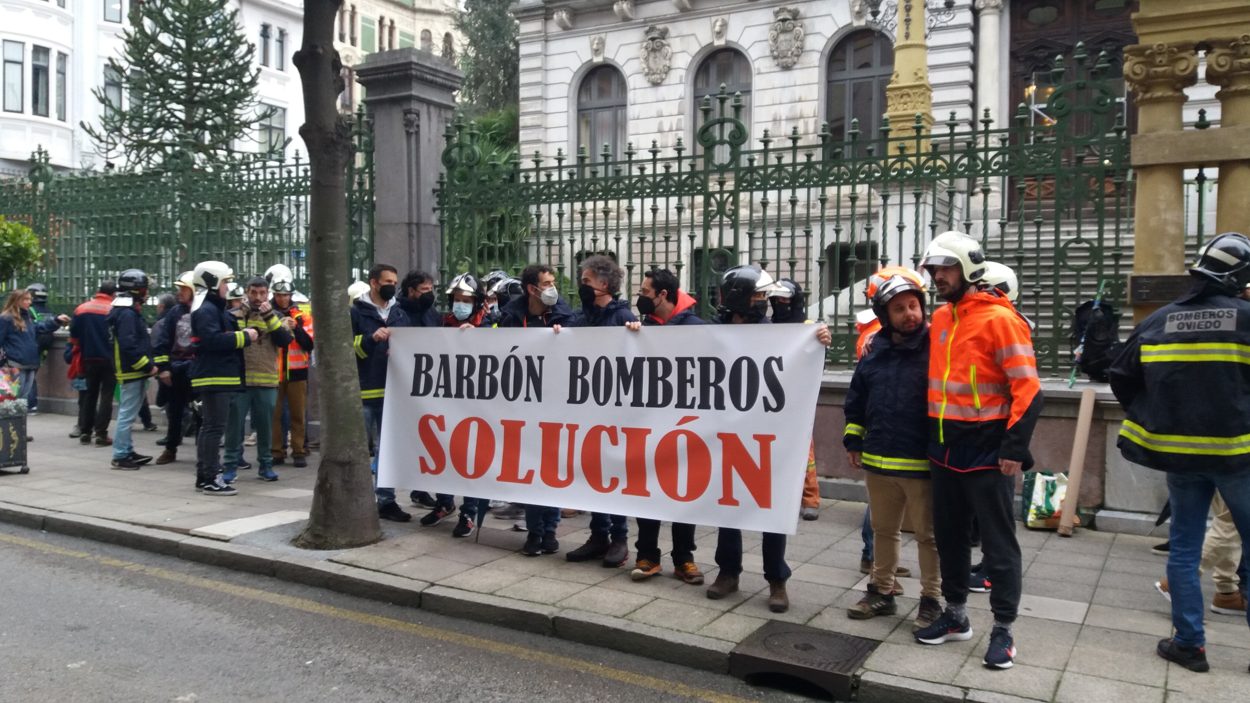 Protesta de los cuerpos de bomberos ante la Junta General del Principado