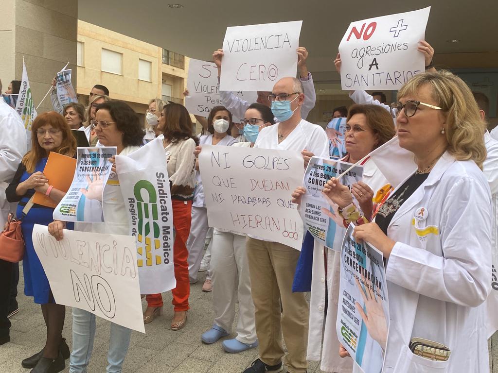 Concentración en el centro de Salud de Fortuna contra las agresiones al personal sanitario