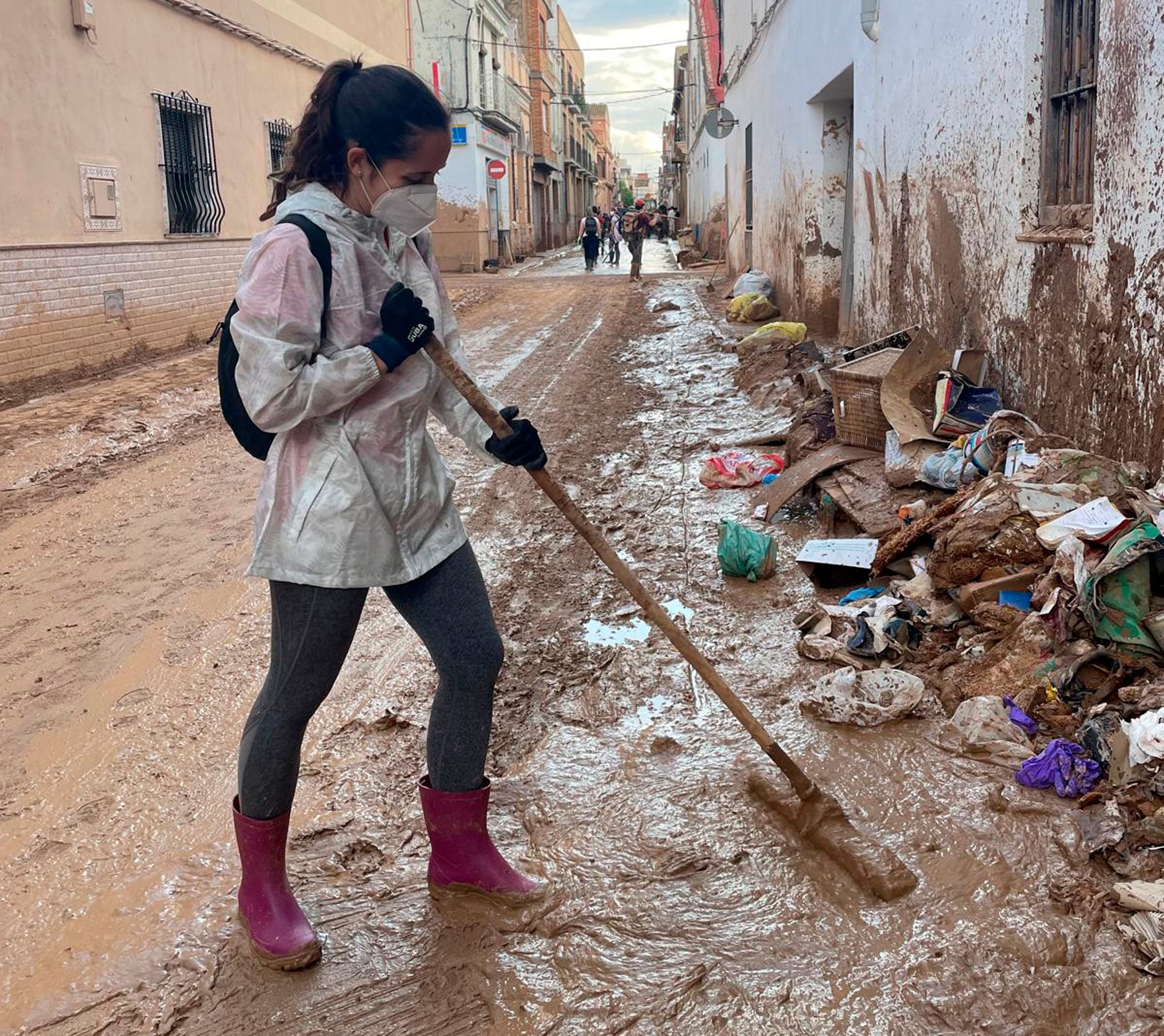 Mireia Martí en plena acción retirando barro en una de las localidades afectadas por la DANA