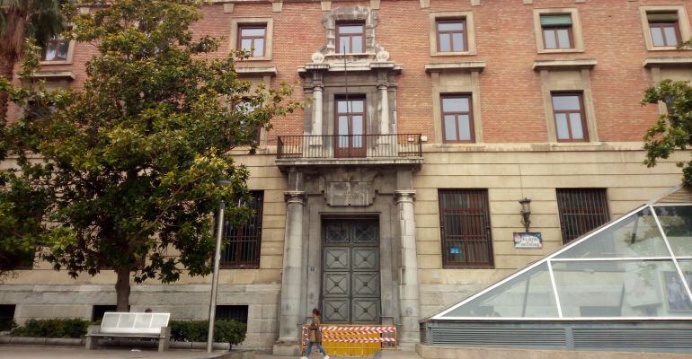 Fachada principal del edificio de Hacienda en la capital.