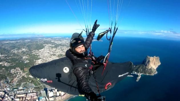 En parapente sobrevolando el Peñón de Ifach