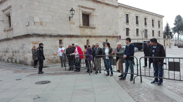 Varias personas protestan contra las macrogrnajas durante la visita de Mariano Rajoy a Zamora el pasado 14 de abril