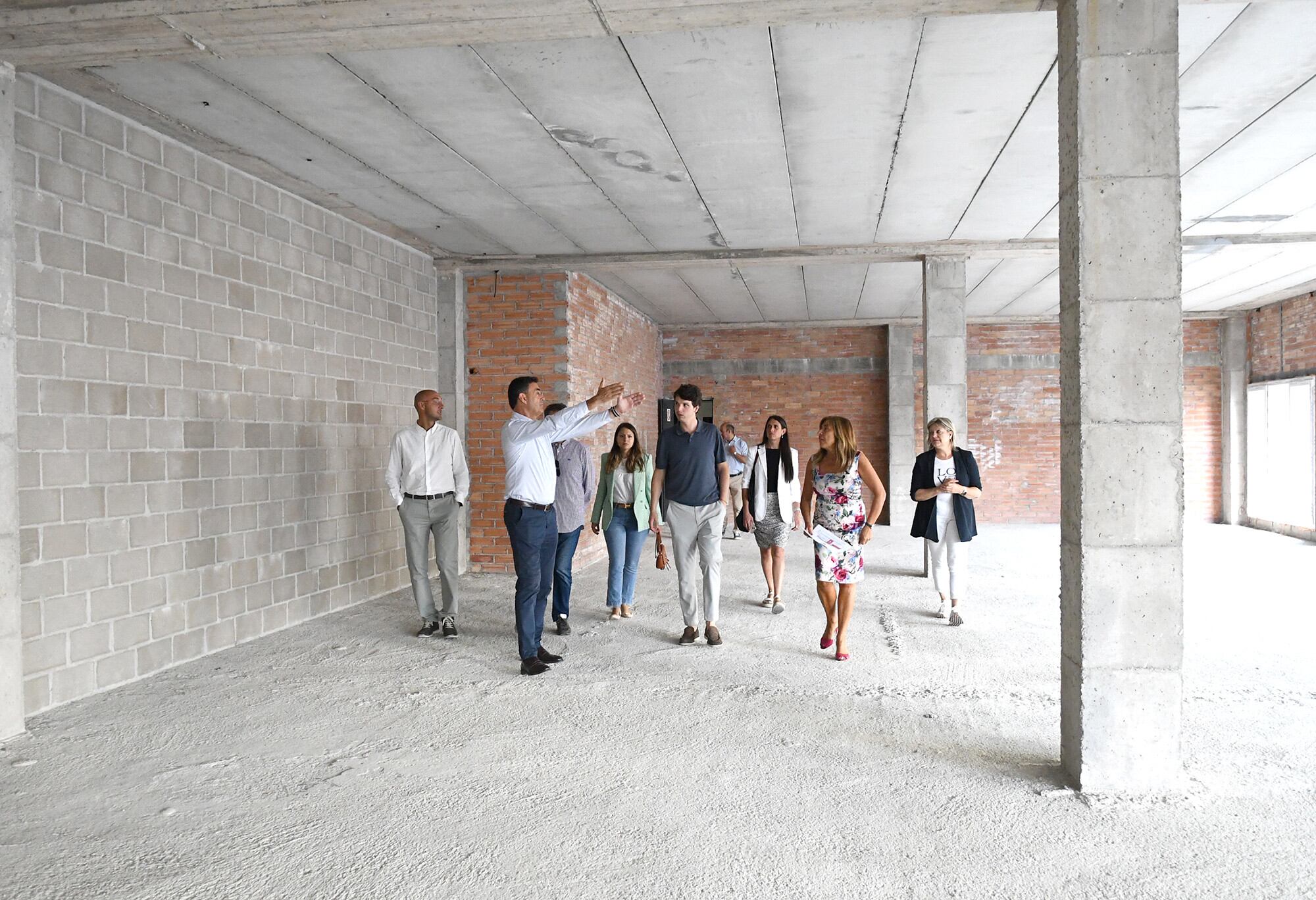 Els ministres Raúl Ferré i Conxita Marsol mostren a una delegació del Consell General un dels edificis adquirits pel Govern per convertir-lo en lloguer assequible.