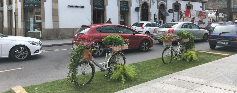 Dos bicicletas en el lugar de un aparcamiento en el la Semana de la movilidad