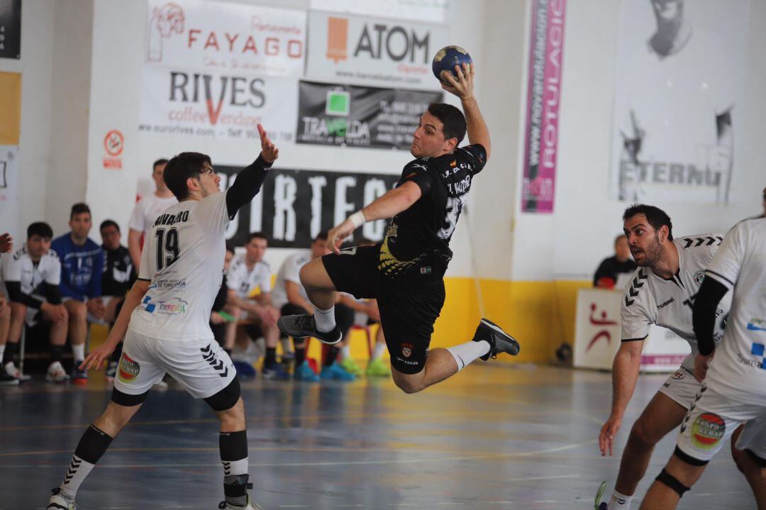 Manu Vázquez acometiendo un ataque sobre la defensa visitante
