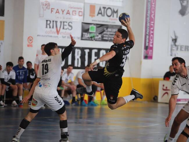 Manu Vázquez acometiendo un ataque sobre la defensa visitante