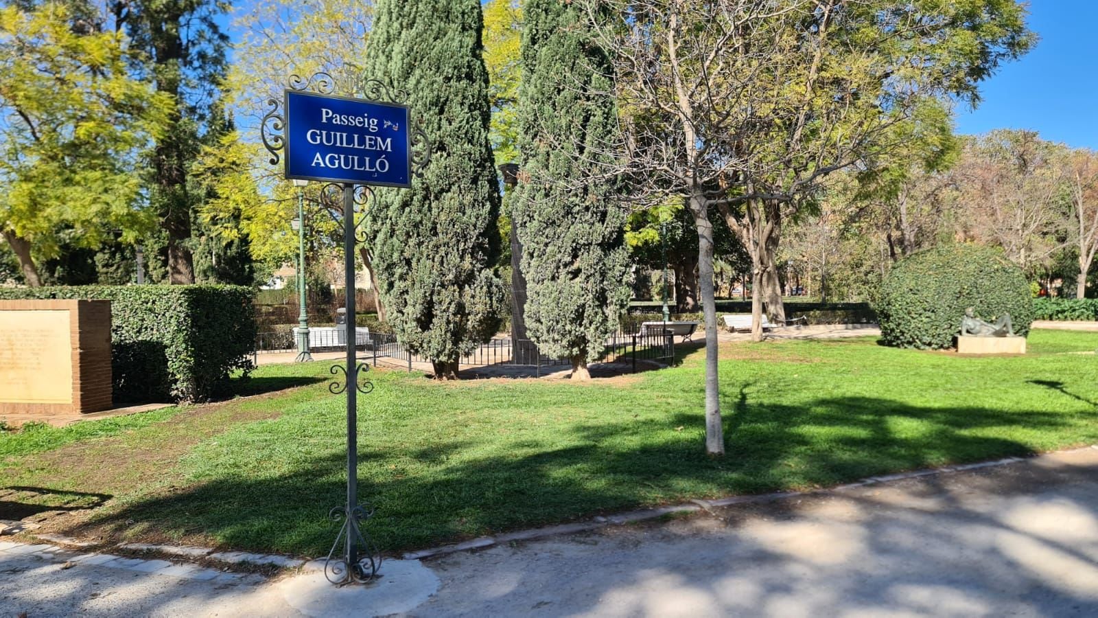 Placa en el Paseo Guillem Agulló en los jardines de Viveros de València