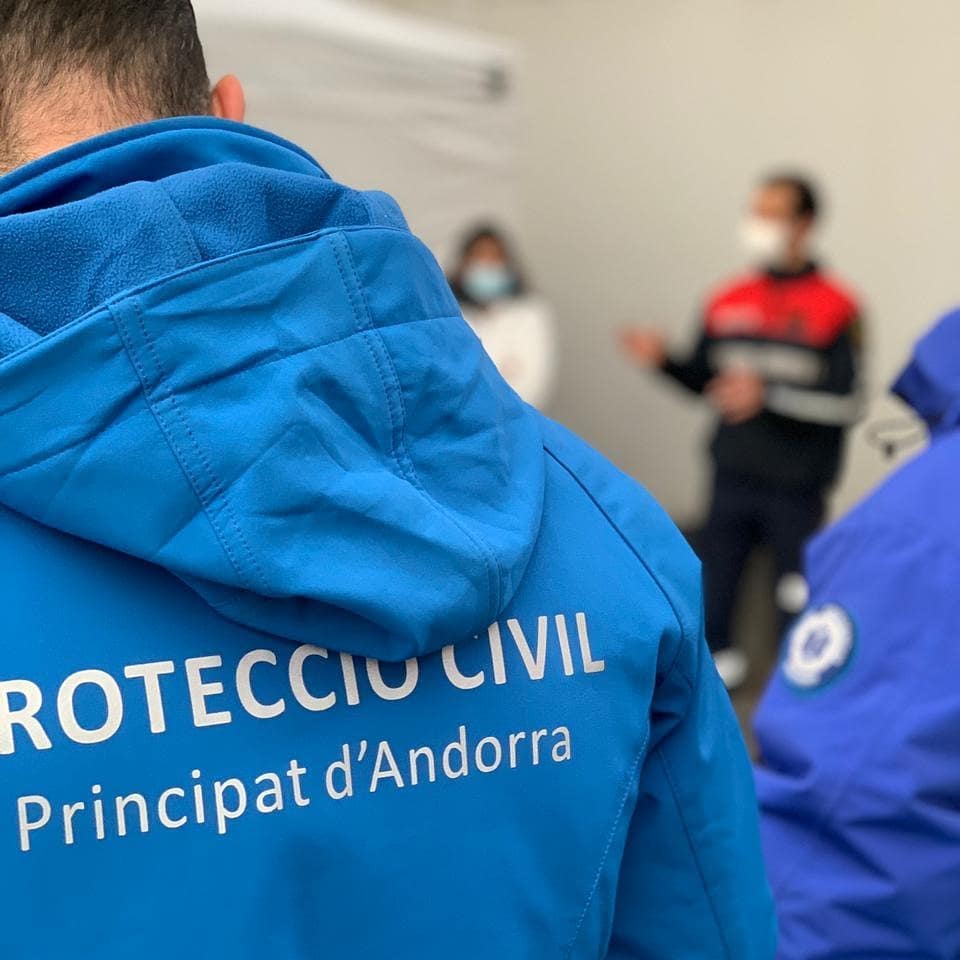 Un agent de Protecció Civil en una formació