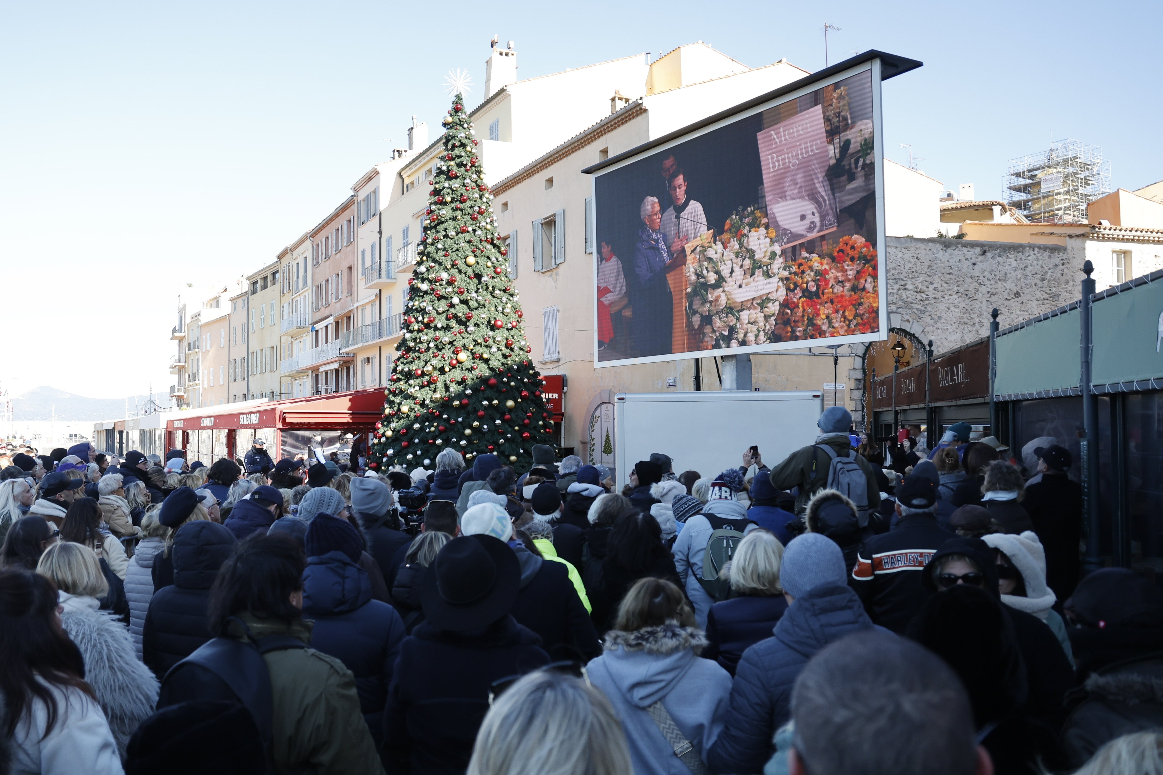 Las pantallas desde las que se ha podido seguir el funeral de Brigitte Bardot