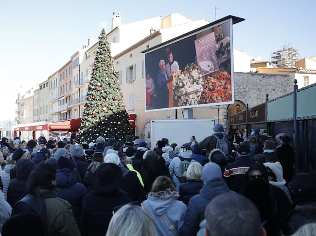 Las pantallas desde las que se ha podido seguir el funeral de Brigitte Bardot