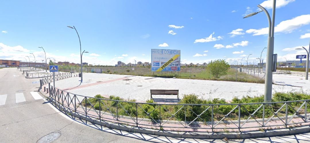 La parcela en la calle Almendro donde se levantará el parque comercial