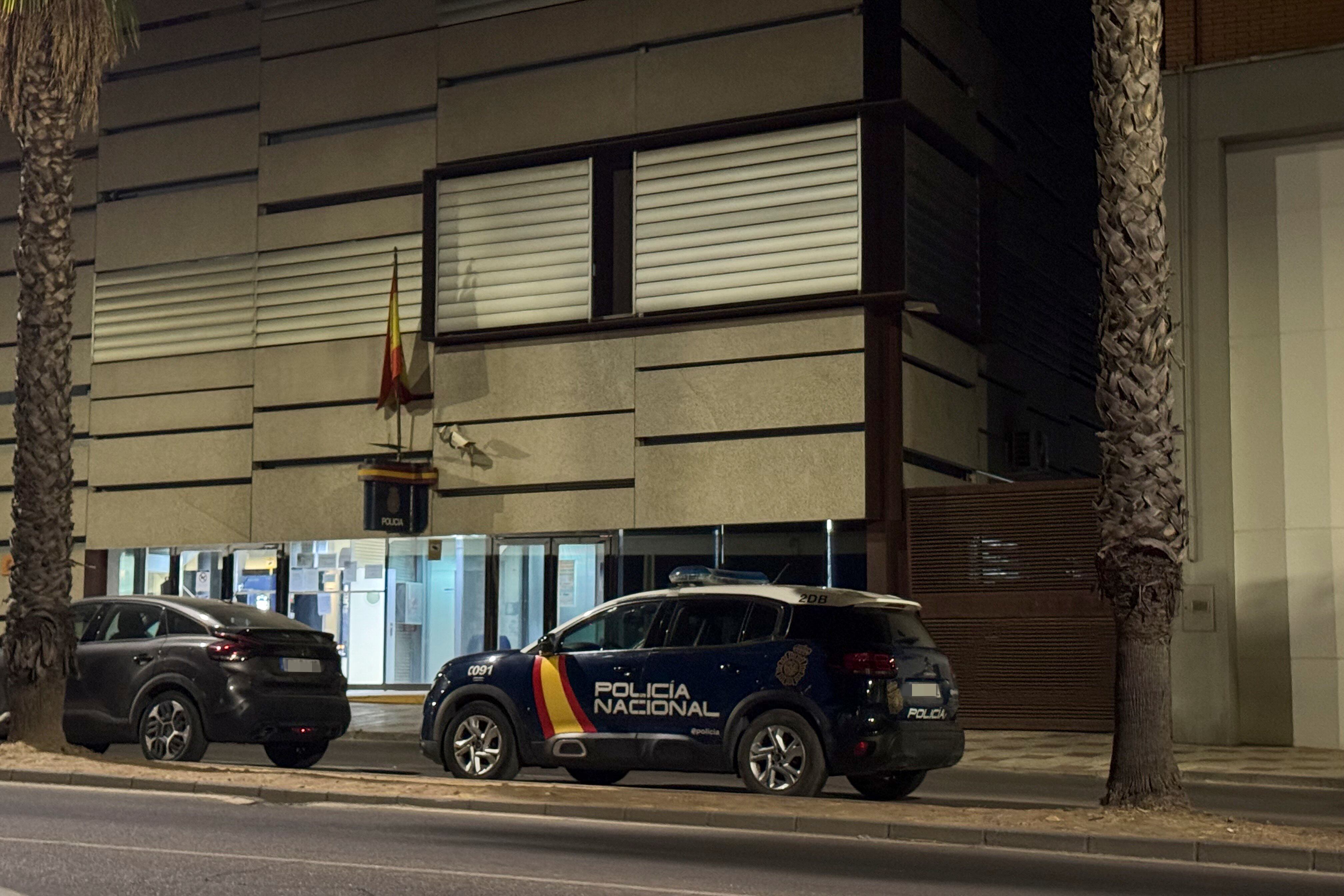 DON BENITO (BADAJOZ), 05/08/2025.- Dotaciones policiales frente a la comisaría de Don Benito (Badajoz), cuyos efectivos se han desplazado esta medianoche de lunes hasta la calle Canalejas, donde han hallado el cadáver de una mujer. EFE/Samuel Sánchez