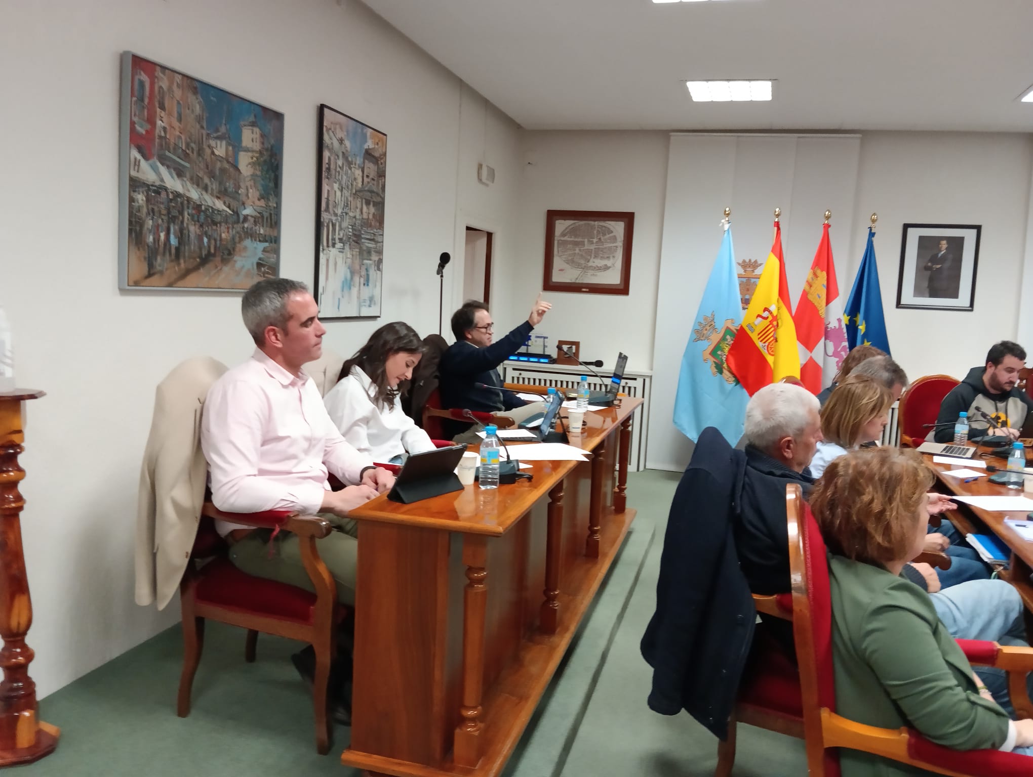 El compromiso contó con la única abstención del concejal no adscrito Alberto Marcos Castilla, al fondo