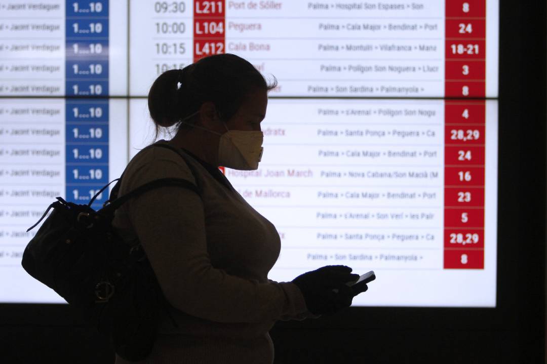 Una mujer con mascarilla en la estación Intermodal