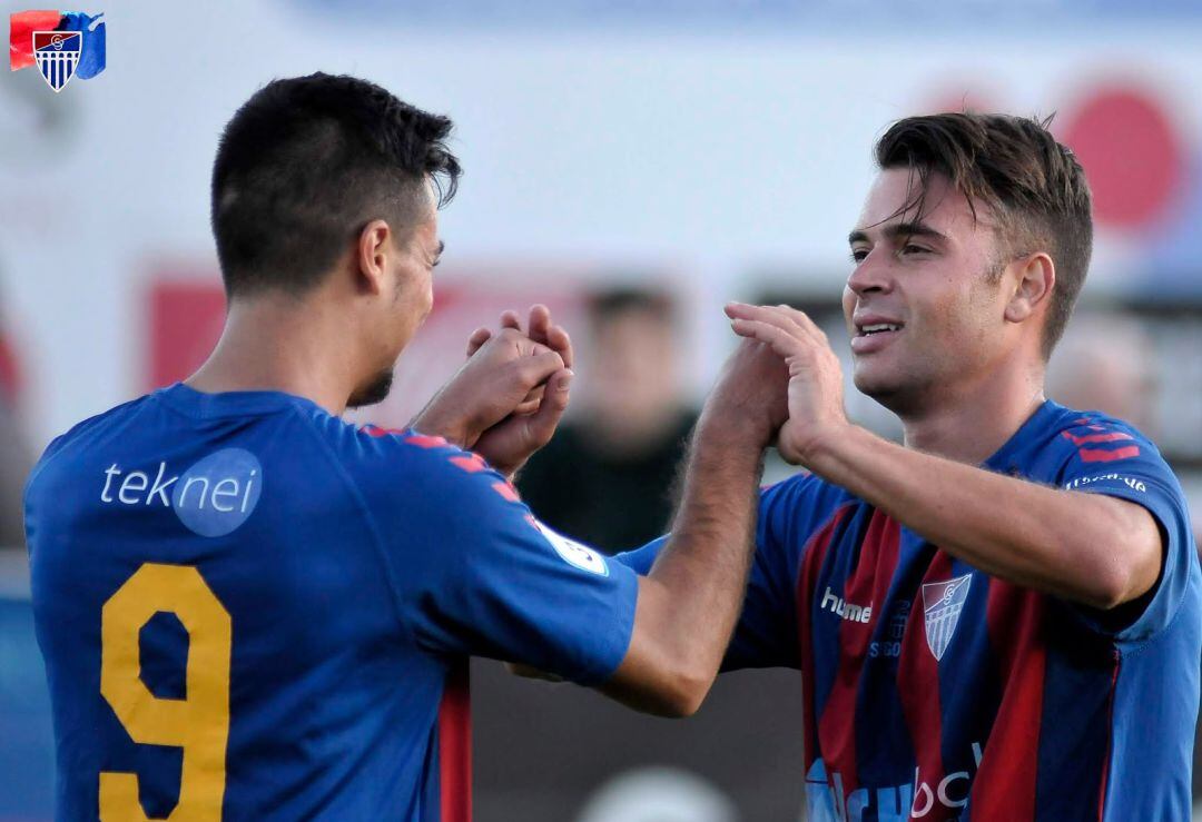 Sales celebra el segundo de los goles de la Segoviana